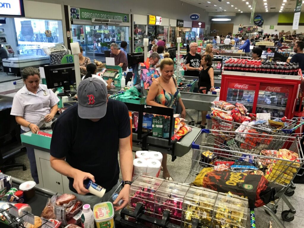 Consumidores aguardam em fila de supermercado