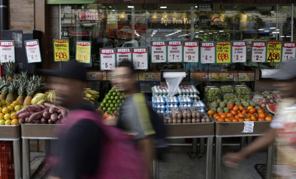 Consumidores fazem compras