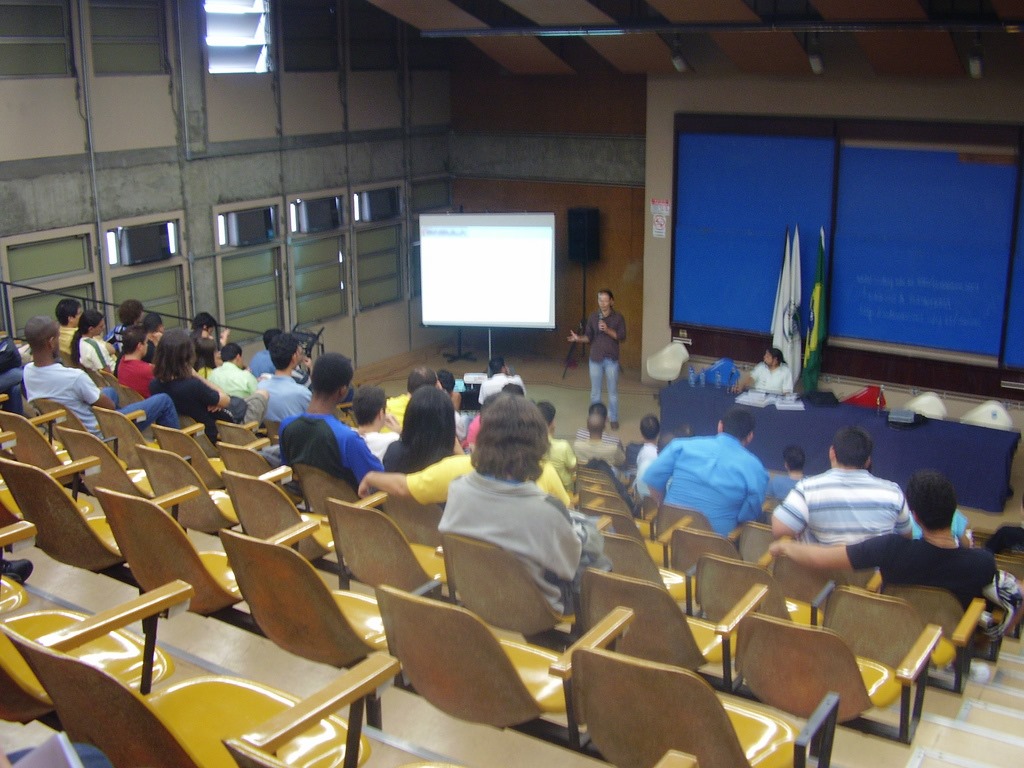 Segundo estudo 51% dos alunos cotistas concluíram o curso no qual ingressaram, contra 41% dos não cotistas - Auditório da Uerj / Wikimedia Commons